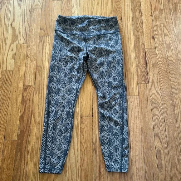 Athleta sz S snake print The Ultimate 7/8 tight great pre owned cond grey tan - Picture 1 of 4